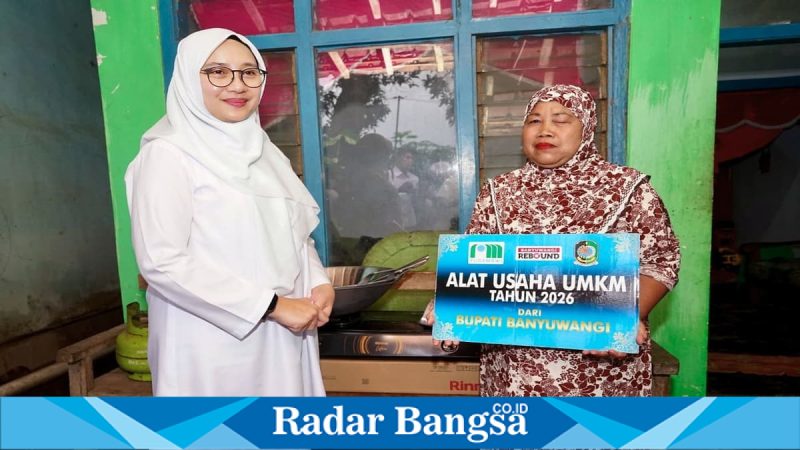 Bupati Banyuwangi Ipuk Fiestiandani menyerahkan bantuan Wenak kepada pelaku usaha mikro, Senin (23/2/2026). (Foto Dok Ho/RadarBangsa.co.id)