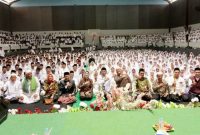 Bupati Lumajang Indah Amperawati memberikan arahan pada Manasik Haji Terintegrasi Kabupaten Lumajang 2026 di GOR Wira Bhakti, Kamis (2/5/2026). (Foto Dok Ho/Nul-RadarBangsa.co.id)
