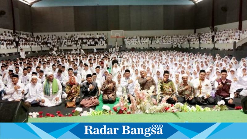 Bupati Lumajang Indah Amperawati memberikan arahan pada Manasik Haji Terintegrasi Kabupaten Lumajang 2026 di GOR Wira Bhakti, Kamis (2/5/2026). (Foto Dok Ho/Nul-RadarBangsa.co.id)