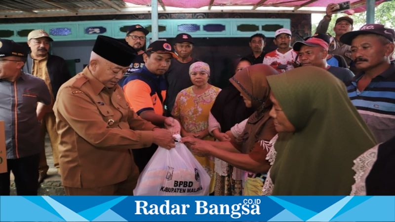 Bupati Malang Sanusi menyerahkan bantuan kepada warga terdampak puting beliung di Dusun Balong, Selasa (24/2/2025). (Foto Dok Ho/RadarBangsa.co.id)
