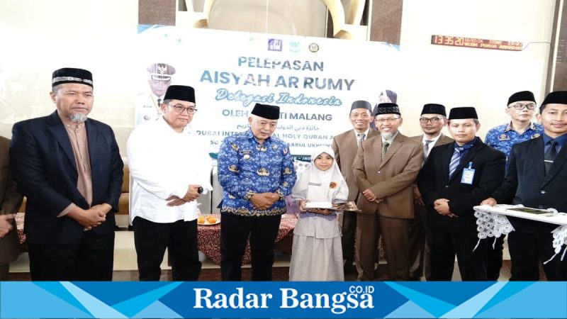 Bupati Malang M. Sanusi menyerahkan bantuan kepada Aisyah sebelum bertolak ke Dubai, Rabu (18/2). (Foto Dok Ho/RadarBangsa.co.id)