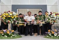 Bupati Pasuruan Rusdi Sutejo menandatangani prasasti peresmian Kantor Imigrasi Kelas III Non TPI Pasuruan, Kamis (5/2/2026). (Foto Dok Ho/Nul-RadarBangsa.co.id)