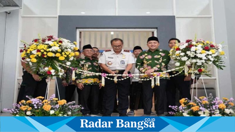 Bupati Pasuruan Rusdi Sutejo menandatangani prasasti peresmian Kantor Imigrasi Kelas III Non TPI Pasuruan, Kamis (5/2/2026). (Foto Dok Ho/Nul-RadarBangsa.co.id)