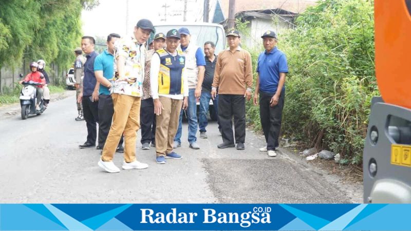 Bupati Sidoarjo H. Subandi meninjau perbaikan jalan rusak di Desa Gedangan, Sabtu, 7 Februari 2026 (Foto Dok Ho/Nul-RadarBangsa.co.id)