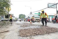 Bupati Sidoarjo Subandi meninjau perbaikan jalan di Sukodono, Selasa (24/2/2026). (Foto Dok Ho/RadarBangsa.co.id)