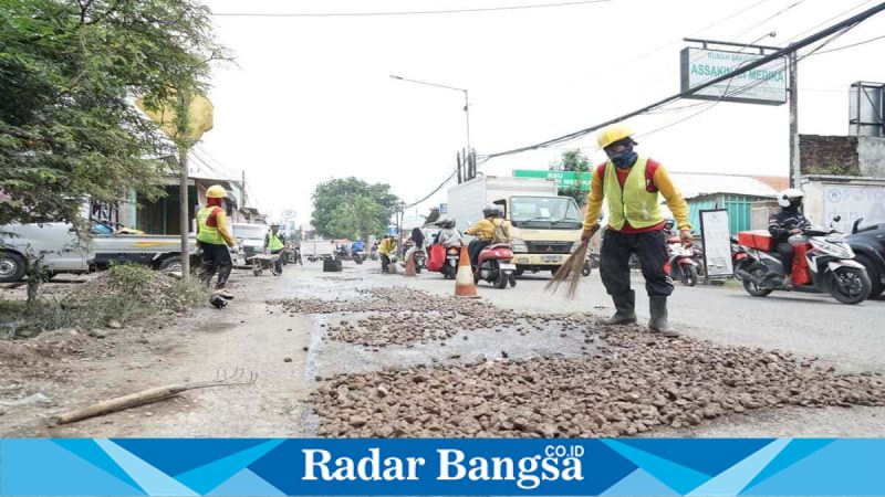 Bupati Sidoarjo Subandi meninjau perbaikan jalan di Sukodono, Selasa (24/2/2026). (Foto Dok Ho/RadarBangsa.co.id)