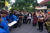 Bupati Sidoarjo Subandi berdialog dengan mahasiswa PMII di Kantor Pemkab, Kamis (26/2/2026). (Foto Dok Ho/RadarBangsa.co.id)