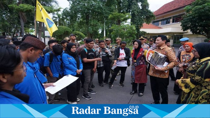 Bupati Sidoarjo Subandi berdialog dengan mahasiswa PMII di Kantor Pemkab, Kamis (26/2/2026). (Foto Dok Ho/RadarBangsa.co.id)