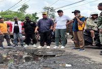 Bupati Sidoarjo H. Subandi meninjau jalan rusak di Krian dan Balongbendo, Selasa (17/2/2026). (Foto Dok Ho/RadarBangsa.co.id)
