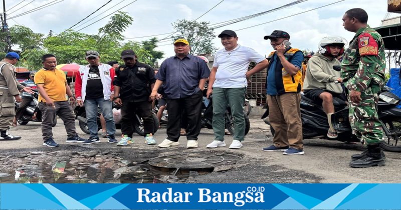 Bupati Sidoarjo H. Subandi meninjau jalan rusak di Krian dan Balongbendo, Selasa (17/2/2026). (Foto Dok Ho/RadarBangsa.co.id)