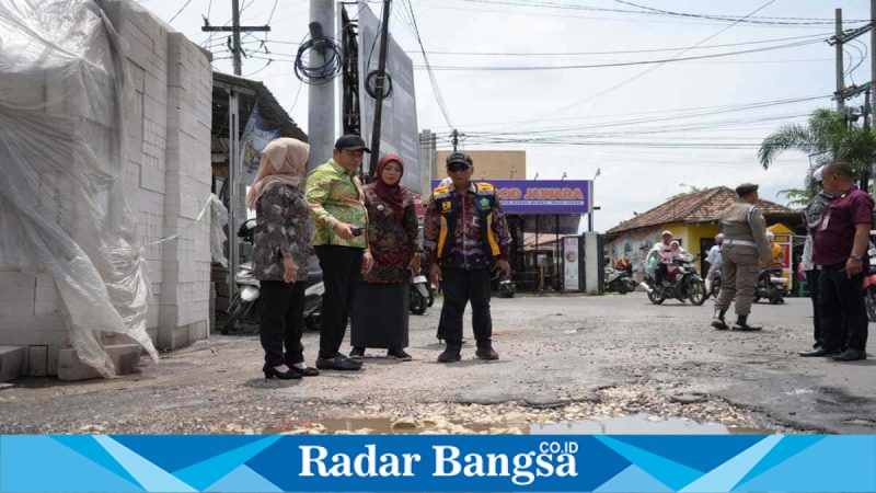Bupati Sidoarjo Subandi saat sidak perbaikan jalan berlubang di ruas Jati–Sidodadi, Kamis (5/2/2026). (Foto Dok Ho/Nul-RadarBangsa.co.id)
