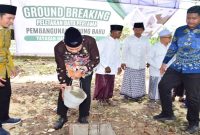 Bupati Lamongan Yuhronur Efendi melakukan peletakan batu pertama pembangunan MI Nihayatul Ulum Pangkatrejo, Maduran, Kamis (5/2/2026). (Foto Dok Ho/Nul-RadarBangsa.co.id)
