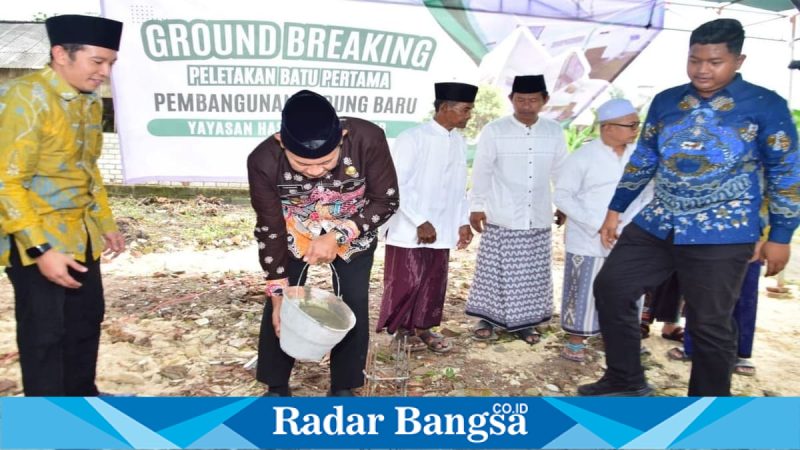 Bupati Lamongan Yuhronur Efendi melakukan peletakan batu pertama pembangunan MI Nihayatul Ulum Pangkatrejo, Maduran, Kamis (5/2/2026). (Foto Dok Ho/Nul-RadarBangsa.co.id)