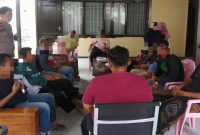 Proses mediasi kasus pencurian pakaian dalam yang difasilitasi Polsek Brondong bersama korban, pelaku, keluarga, dan tokoh masyarakat di Mapolsek Brondong, Lamongan, Selasa (10/2/2026). (Foto Dok Ho/RadarBangsa.co.id) 