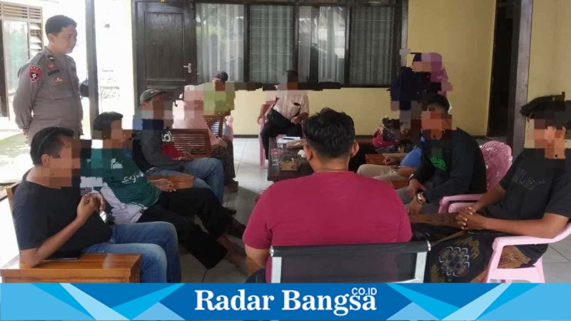 Proses mediasi kasus pencurian pakaian dalam yang difasilitasi Polsek Brondong bersama korban, pelaku, keluarga, dan tokoh masyarakat di Mapolsek Brondong, Lamongan, Selasa (10/2/2026). (Foto Dok Ho/RadarBangsa.co.id)