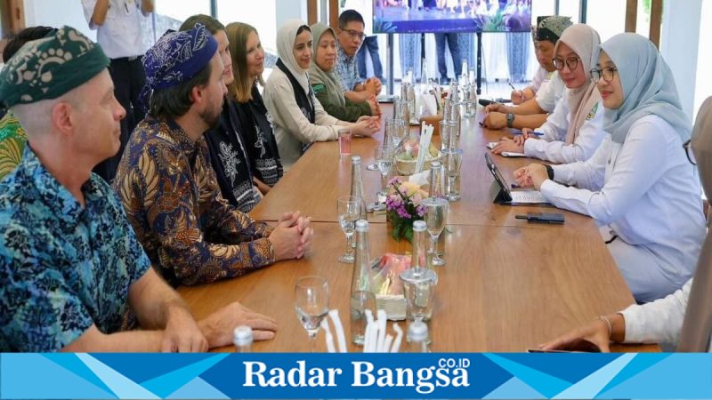 CEO Clean Rivers Deborah Baccus bertemu Bupati Banyuwangi Ipuk Fiestiandani di Pendopo Sabha Swagata, Rabu (12/02/2026). (Foto Dok Ho/RadarBangsa.co.id)