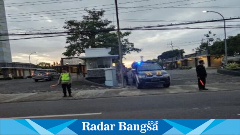 Personel Polsek Tikung mengatur arus lalu lintas saat pengamanan buka puasa dan sholat Maghrib di Masjid Namira, Lamongan, Jumat (20/2/2026). (Foto Dok Ho/RadarBangsa.co.id)