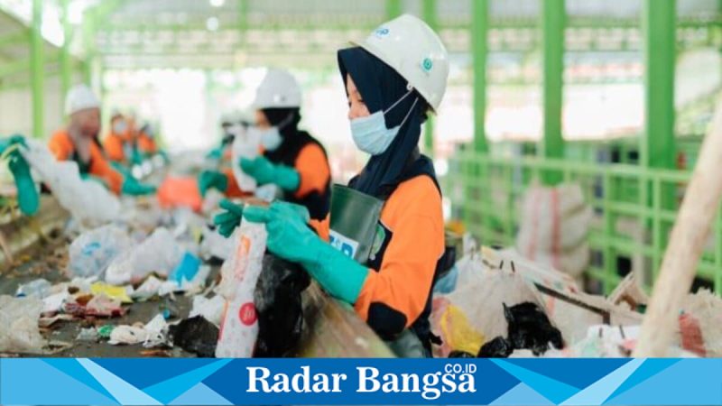Kepala DLH Banyuwangi Dwi Handayani saat menjelaskan perbedaan TPS3R dan TPA, Senin (1/2/2026). (Foto Dok Ho/Nul-RadarBangsa.co.id)