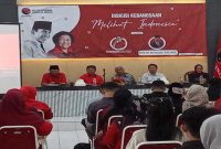 Prof. Dr. Hardjono menyampaikan materi diskusi kebangsaan “Melihat Indonesia” di DPC PDI Perjuangan Jombang, Sabtu (31/01/2026). (Foto Dok Ho/Ro-RadarBangsa.co.id)