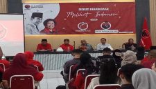 Prof. Dr. Hardjono menyampaikan materi diskusi kebangsaan “Melihat Indonesia” di DPC PDI Perjuangan Jombang, Sabtu (31/01/2026). (Foto Dok Ho/Ro-RadarBangsa.co.id)