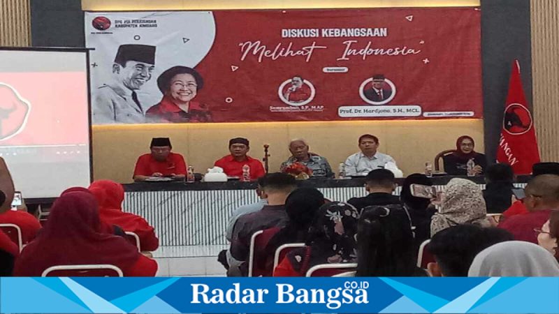Prof. Dr. Hardjono menyampaikan materi diskusi kebangsaan “Melihat Indonesia” di DPC PDI Perjuangan Jombang, Sabtu (31/01/2026). (Foto Dok Ho/Ro-RadarBangsa.co.id)
