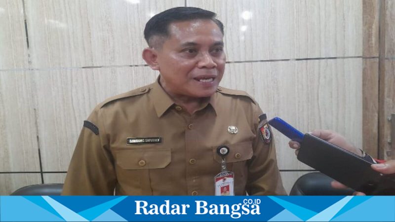 Kepala Dispendukcapil Jember, Bambang Saputro, S.H., M.Si., saat diwawancarai wartawan usai rapat kerja bersama Komisi A DPRD Jember, Selasa (10/2/2026). (Foto Dok Ho/RadarBangsa.co.id)