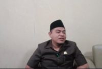 Ketua DPRD Pamekasan Ali Masykur memberikan keterangan kepada media terkait aksi FPBM di Pamekasan, Jumat (13/2/2026). (Foto Dok Ho/RadarBangsa.co.id)