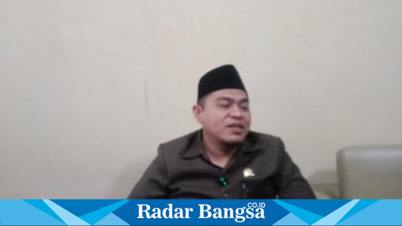 Ketua DPRD Pamekasan Ali Masykur memberikan keterangan kepada media terkait aksi FPBM di Pamekasan, Jumat (13/2/2026). (Foto Dok Ho/RadarBangsa.co.id)