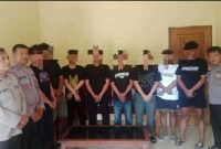 Petugas menunjukkan terduga pelaku pengeroyokan yang diamankan di Polsek Karanggeneng, Lamongan, Minggu (9/2/2026). (Foto Dok Ho/RadarBangsa.co.id)