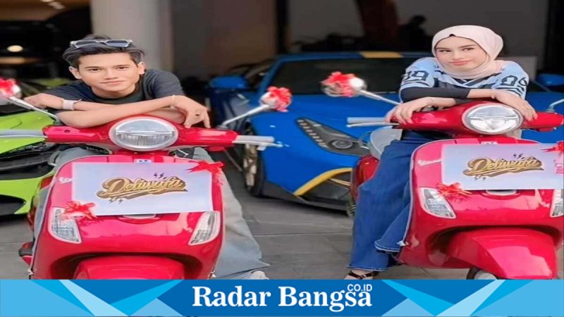 Mila dan Valen menerima hadiah Vespa dari Deliwafa usai live 4,2 GMV, Sabtu (21/2/2026). (Foto Dok Ho/RadarBangsa.co.id)
