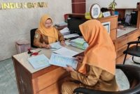 Petugas pemungut PBB-P2 Desa Pundungsari memilah SPPT di Kantor Desa, Senin (2/2/2026). (Foto Dok Ho/Nul-RadarBangsa.co.id)