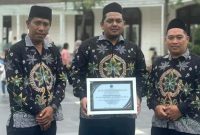 Kepala Desa Randupitu menerima penghargaan Desa Bersinar pada Jatim Award 2025 di Surabaya, Jumat (13/2/2026). (Foto Dok Ho/RadarBangsa.co.id)