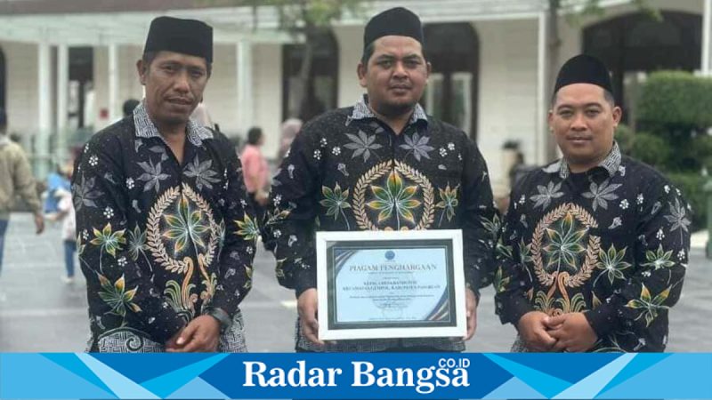 Kepala Desa Randupitu menerima penghargaan Desa Bersinar pada Jatim Award 2025 di Surabaya, Jumat (13/2/2026). (Foto Dok Ho/RadarBangsa.co.id)