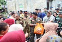 Kepala BNPB Letjen TNI Dr. Suharyanto meninjau penyaluran bantuan bagi warga huntara Aceh Timur, Jumat (27/2/2026). (Foto Dok Ho/RadarBangsa.co.id)