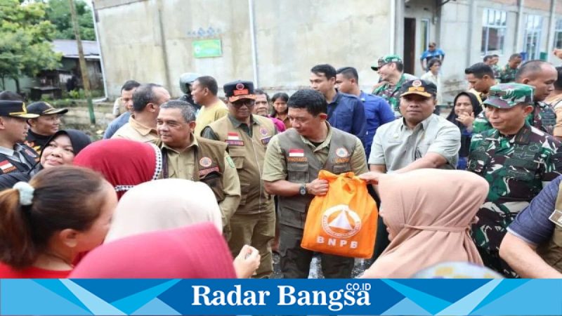 Kepala BNPB Letjen TNI Dr. Suharyanto meninjau penyaluran bantuan bagi warga huntara Aceh Timur, Jumat (27/2/2026). (Foto Dok Ho/RadarBangsa.co.id)