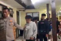 Petugas Polsek Karanggeneng mengamankan pelajar SMP yang diduga hendak tawuran di Desa Sumberwudi, Lamongan, Selasa (3/2/2026).(Foto Dok Ho/Nul-RadarBangsa.co.id)