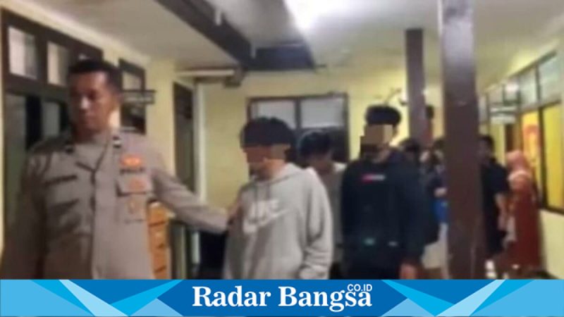 Petugas Polsek Karanggeneng mengamankan pelajar SMP yang diduga hendak tawuran di Desa Sumberwudi, Lamongan, Selasa (3/2/2026).(Foto Dok Ho/Nul-RadarBangsa.co.id)
