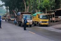 Petugas Dishub Kabupaten Lumajang melakukan penertiban angkutan pasir di Pos Jatian, Candipuro, Kamis (5/2/2026). (Foto Dok Ho/Nul-RadarBangsa.co.id)