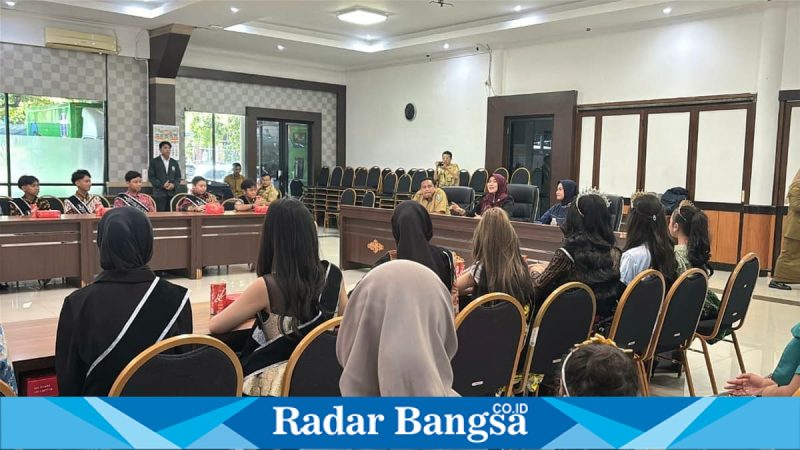 Anggota DPD RI Lia Istifhama berdialog dengan Diskop-UKM Jatim dan finalis Putra Putri Delta Sidoarjo, Senin (9/2/2026). (Foto Dok Ho/RadarBangsa.co.id)