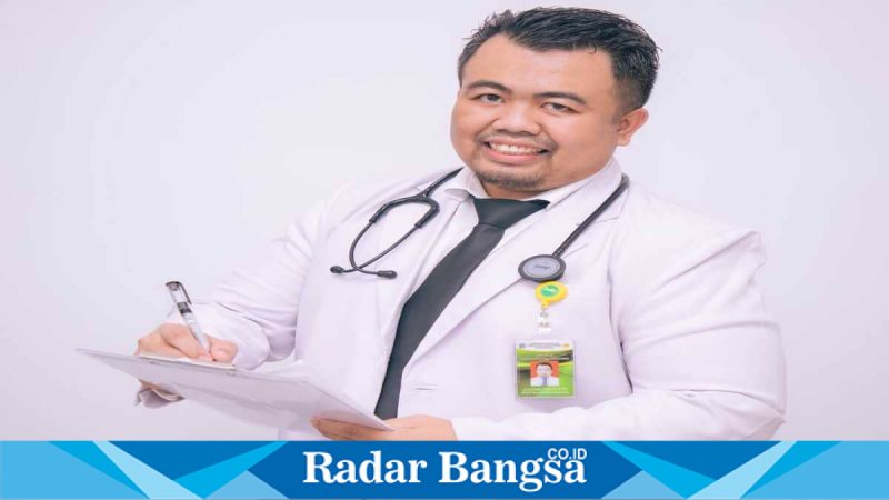 dr Larangga RSUD H. Moh. Ruslan Mataram memberikan edukasi tips puasa bagi penderita GERD, Sabtu (28/2/2026). (Foto Dok Ho/RadarBangsa.co.id)