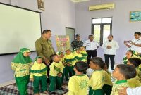 Bupati Lamongan Yuhronur Efendi mendampingi siswa TK Aisyiyah belajar di Edufarm UPT Mantup, Rabu (11/2). (Foto Dok Ho/RadarBangsa.co.id)