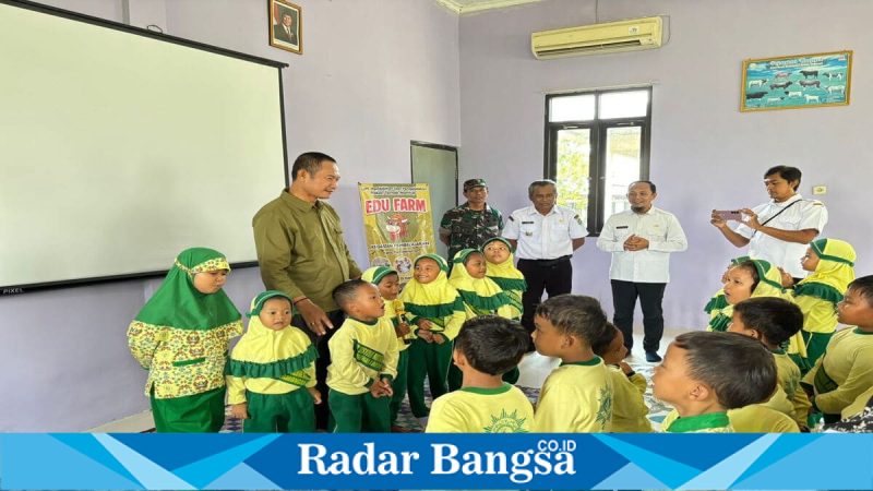 Bupati Lamongan Yuhronur Efendi mendampingi siswa TK Aisyiyah belajar di Edufarm UPT Mantup, Rabu (11/2). (Foto Dok Ho/RadarBangsa.co.id)