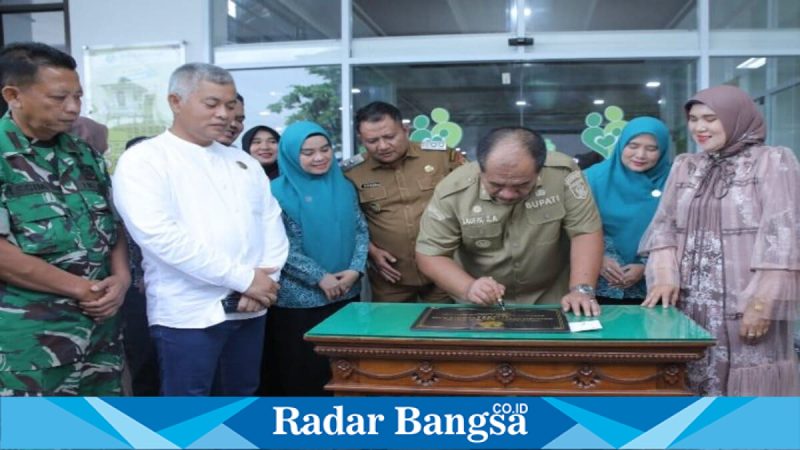 Bupati Asahan Taufik Zainal Abidin Siregar meresmikan gedung baru RSU Permata Hati Kisaran di Kota Kisaran Timur, Senin (9/2/2026). (Foto Dok Ho/RadarBangsa.co.id)