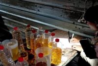 Petugas Polres Lamongan saat menindak warung jual miras di Sidoharjo, Sabtu (21/2/2026). (Foto Dok Ho/RadarBangsa.co.id)