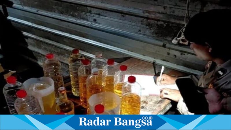 Petugas Polres Lamongan saat menindak warung jual miras di Sidoharjo, Sabtu (21/2/2026). (Foto Dok Ho/RadarBangsa.co.id)
