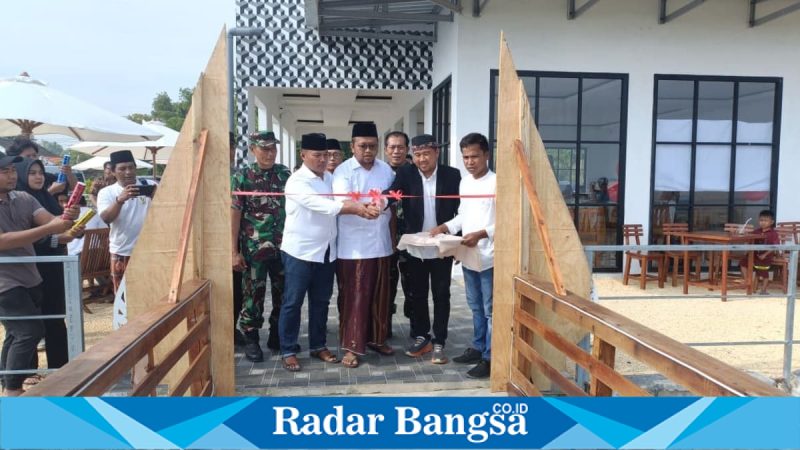 Wakil Bupati Sampang Lora Mahfudz menggunting pita saat peresmian Asmaraloka Resto & Cafe di Camplong, Kamis (12/2/2026). (Foto Dok Ho/RadarBangsa.co.id)