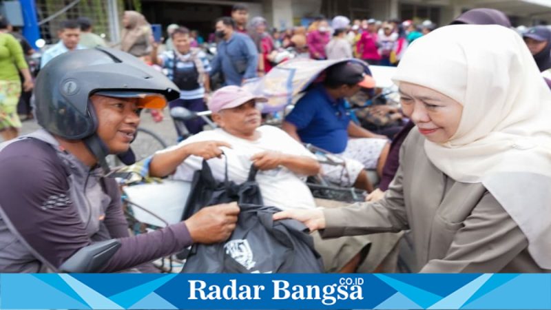 Gubernur Khofifah Indar Parawansa membagikan sembako di Surabaya, Minggu (15/2). (Foto Dok Ho/RadarBangsa.co.id)