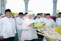 Gubernur Khofifah Indar Parawansa menghadiri tradisi Megengan di Masjid Al Akbar Surabaya, Minggu (15/2). (Foto Dok Ho/RadarBangsa.co.id)