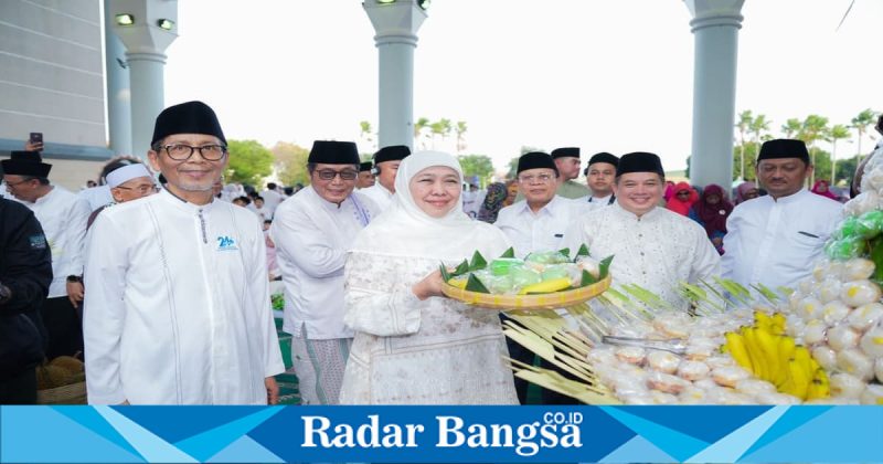 Gubernur Khofifah Indar Parawansa menghadiri tradisi Megengan di Masjid Al Akbar Surabaya, Minggu (15/2). (Foto Dok Ho/RadarBangsa.co.id)