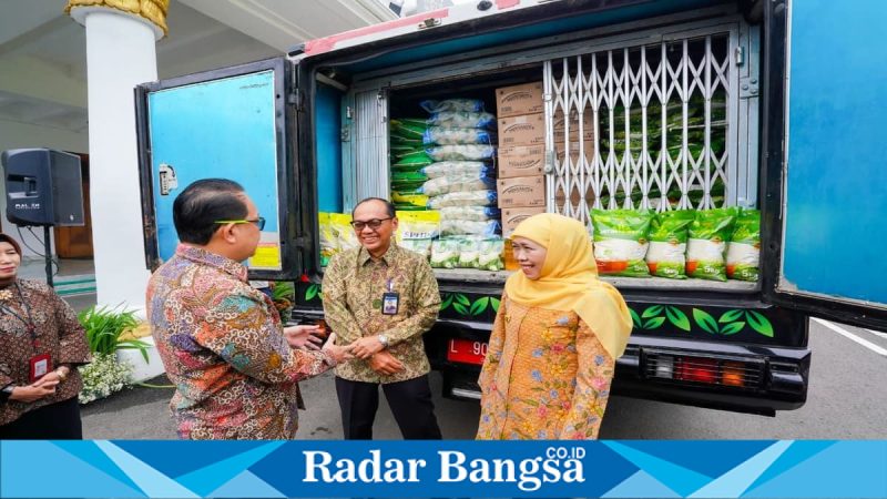 Gubernur Jawa Timur Khofifah Indar Parawansa melepas Truk EPIK Mobile di Gedung Negara Grahadi, Surabaya, Kamis (26/2/2026). (Foto Dok Ho/RadarBangsa.co.id)